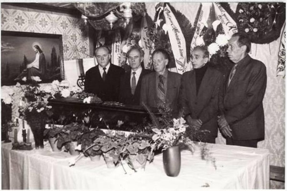 Nuotraukoje: Prie Kazimiero Pinkvartos-Dešinio karsto